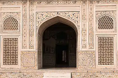 Südliches Tor am Itimad-ud-Daula-Mausoleum, Agra, Indien