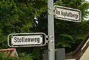 Straßennamen im Bereich der Asphalt-Gruben erinnern an den früheren Abbau