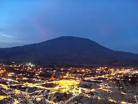 Ahuacatlán – Stadtbild mit Vulkan Ceboruco