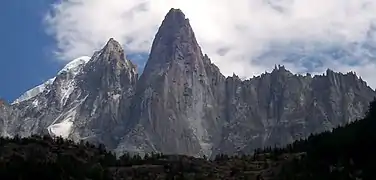 Panoramablick auf den Doppelgipfel der Aiguille du Dru