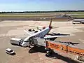 A320-200 der Air Berlin mit angedockter Fluggastbrücke am Flughafen Düsseldorf