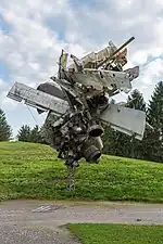 Airplane parts & hills von Nancy Rubins