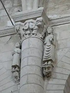 Kapitell, kämpfende Ritter und Konsolfiguren