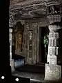 Blick schräg zum Kultbildraum mit Bodhisattva-Figur und Malerei auf Stirnwand