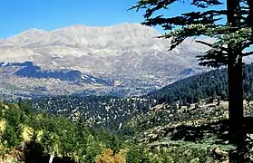 Das Kalkmassiv der Ak Dağlar mit dem 3016 m hohen Uyluk Tepesi im Hinterland von Kalkan über dem Tal des Dere Çayı ist eine der einprägsamsten Landmarken der westlichen Kurve von Isparta.