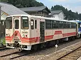 Dieseltriebwagen im Bahnhof