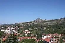 Aksu mit den Kuyucak-Bergen.