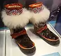 Stiefel der Iñupiat, nordwestliche amerikanische Arktis, aus Bartrobbenfell, Polarfuchsfell und Stoff (1989)