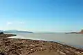 Die Mündung des Albegna in das Tyrrhenische Meer bei Albinia (im Hintergrund links der Monte Argentario mit Porto Santo Stefano)