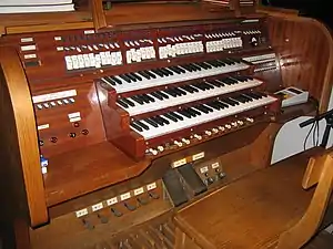Spieltisch der Orgel