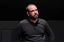 Alexandre Koberidse steht während eines Publikumsgesprächs vor der Leinwand des Münchner Filmmuseums