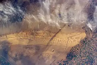 Die Cargo Muchacho Mountains vom All aus aufgenommen, rechts oberhalb der Algodones-Dünen
