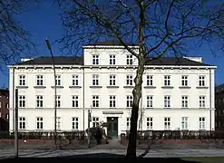 Alida-Schmidt-Stift(Bürgerweide 23)gegründet 1874 von der Kaufmannswitwe Ida Schmidt und seit 1875 im Gebäude von Albrecht Rosengarten, der zu jener Zeit mehrere solcher Stiftsbauten in Hamburg schuf