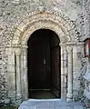 Normannisches Portal im Bruchsteinmauerwerk der All Saints' church in Mettingham