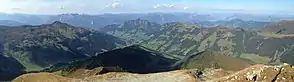 Talauswärts von Süden, links Greiter Graben / Wiedersberger Horn, rechts Lueger Graben / Schatzberg, hinten Gratlspitz, davor Alpbach Dorf (hinten Inntal quer)