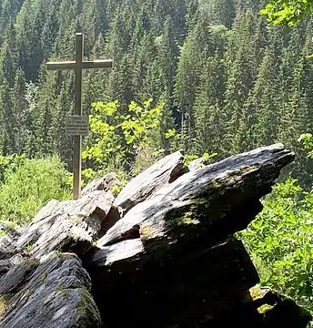 Das Kreuz auf der Felsformation am Eifelblick