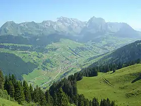 Alt St. Johann im Thurtal, im Hintergrund das Säntismassiv