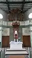 Der Altar der Kirche. In der Bildmitte befindet sich die Kanzel