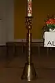 Altarleuchter, von E.H. 1961 gefertigt für die St.Franziskus-Kirche in Hamburg-Barmbek-Nord. Messing