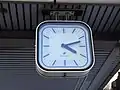 Alte „Bahnzeit“ Uhr mit blauem Pflatsch am Bahnhof Werfen, Februar 2019