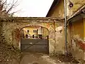 Das Tor zum Innenhof vor der Sanierung