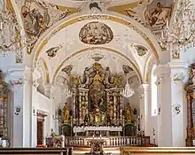 Blick zum Altarraum