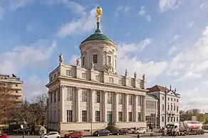 Altes Rathaus (links) und Knobelsdorffhaus (rechts)