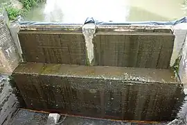 Oberhaupt mit Drempel und Betonwand als heutiger Verschluss