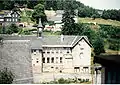 Haselbach, ca. 1999, ehemalige Schule – wurde einige Jahre nach Schließung durch ein Gemeindezentrum ersetzt