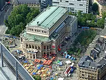 Blick vom Main Tower auf die Alte Oper und den Opernplatz