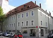 Alter Kornmarkt Ostseite, nördlich Niedermünster und ehemalige Apotheke, südlich Karmelitenkloster mit Beginn Maximilianstraße