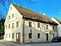 Nr. 4: zweigeschossiger freistehender Satteldachbau, wohl erste Hälfte 19. Jahrhundert