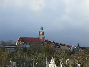 Die Westliche Höhe mit dem Alten Gymnasium und der kleinen Diako-Kirche im Hintergrund, vom Ostufer Förde aus.