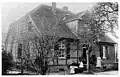 Historische Ansicht des alten Pfarrhauses vor 1900 mit der Pfarrersfamilie