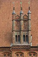 Altes Rathaus in Hannover: Lukarne mit glasiertem Backstein, figürlichen Reliefs und Formsteinmaßwerk