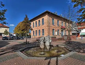 Altes Rathaus Mörfeldenmit Brunnen