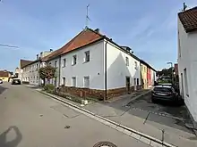 Altes Schloss Schwarzenfeld, 2022. Blick auf die Straßenecke Kirchstraße 29 mit den Gebäuden Kirchstraße 27 links davon sowie Kirchstraße 31, 33, 35 und 37 rechts davon
