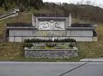 Das Oberteil des Ostportals von 1884 steht in Höhe des jetzigen Ostportals (im Hintergrund zu erkennen) am Bahnhofsvorplatz.