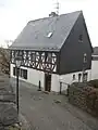 Fachwerkhaus neben der Kirche in Salz