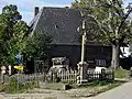 Althäusle mit Wegkreuz im Ortsteil Langackern