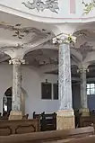 Säulen unter der Empore