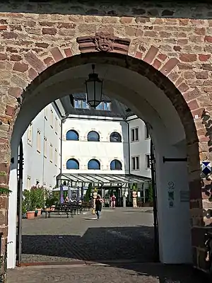 Innenhof durchs Burgtor