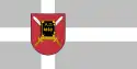 Silbergrau-weiße Kreuzflagge der Stadt Alūksne im Nordosten Lettlands mit dem Stadtwappen in der Mitte