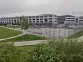 Blick vom Hügel auf den Hartplatz