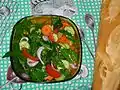 Gemüse-Gänsedistelsalat mit Zwiebeln, Tomaten, Knoblauch, Gurken und Möhren