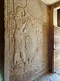 Ahmose am Eingang des Grabes