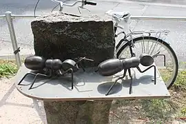 Seitenansicht der Bronzeplatte mit Ameisen