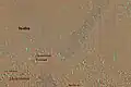Amenthes Fossae: Im Nordwesten befindet sich die Tiefebene Isidis Planitia. Der Krater befindet sich auf dem Äquator.