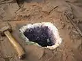 Geode im Muttergestein, teilweise mit Amethyst-Kristallen ausgefüllt (Druse)