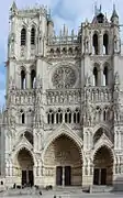 Hochgotische Fassade der Kathedrale von Amiens, Portale 1220–1230, Rosette und Türme 1375–1402